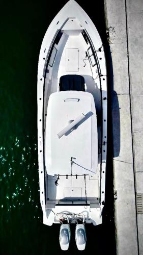 una vista dall'alto di una barca in acqua di Fish On a Città di Malé