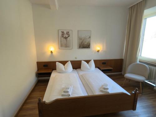 Postel nebo postele na pokoji v ubytování Hotel "Zur schönen Aussicht"