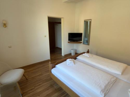 TV a/nebo společenská místnost v ubytování Hotel "Zur schönen Aussicht"