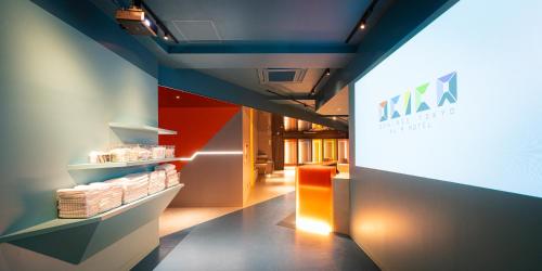東京にあるOCICA OSHIAGE TOKYO by R HOTELの冷蔵庫が備わる客室です。