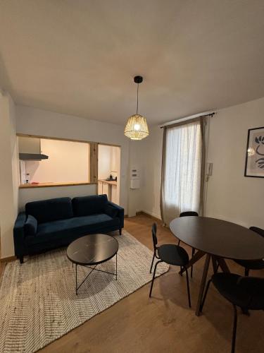 un salon avec un canapé et une table dans l'établissement La Madeleine Historic Center Wifi, à Béziers