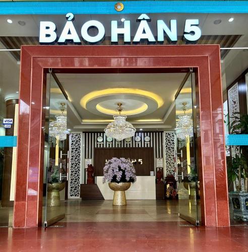 a shopping mall entrance with a vase with flowers in it at Bảo Hân Hotel 05 in Ha Long