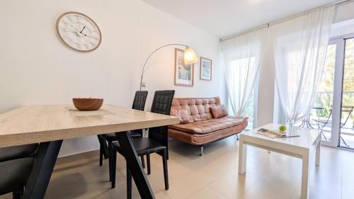 ein Wohnzimmer mit Tisch und Couch in der Unterkunft MIRADOR lovely apartment in Benidorm