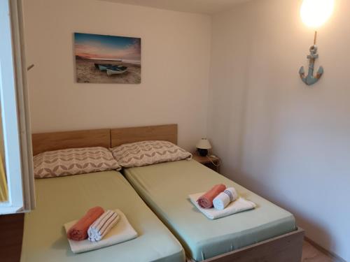two twin beds in a bedroom with towels on them at Studio apartment Dragana in Sobra