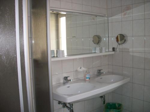 Bathroom sa Gästehaus Tarmann