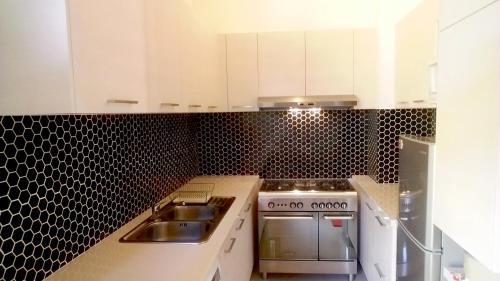 Η κουζίνα ή μικρή κουζίνα στο Villa Celavi 77