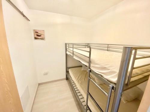 une petite pièce avec deux lits superposés dans l'établissement studio cabine 4 pers proche des plages, au Grau-du-Roi