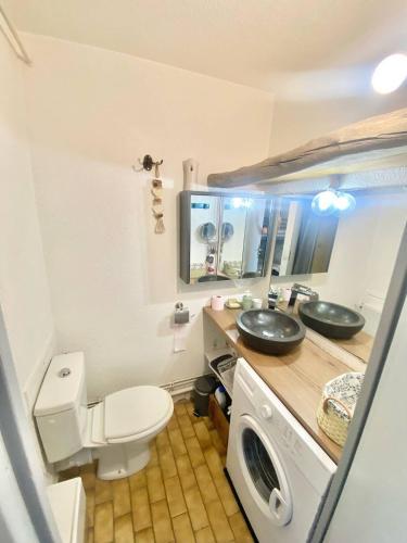 une salle de bain avec deux lavabos et un WC dans l'établissement studio cabine piscine proche des plages 4 personnes, au Grau-du-Roi