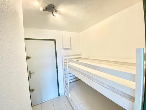 une pièce vide avec un escalier et une porte dans l'établissement STUDIO CABINE 4 PERSONNES + GARAGE, au Grau-du-Roi