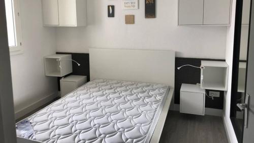 Cette petite chambre comprend un lit. dans l'établissement BEL APPARTEMENT RENOVE 6 PERSONNES, 1 CHAMBRE ET GARAGE, au Grau-du-Roi