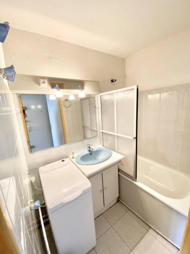 une salle de bain avec un lavabo, des toilettes et une baignoire dans l'établissement APPARTEMENT 1 CHAMBRE, 6 PERSONNES DANS RESIDENCE AVEC PISCINES, au Grau-du-Roi
