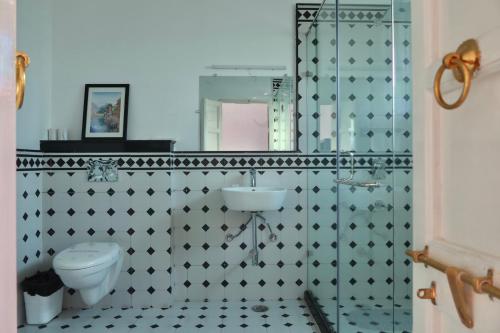 a bathroom with a toilet and a sink at Dev Niwas - Heritage Hotel in Būndi
