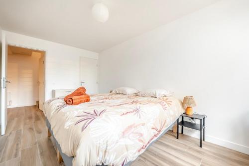 - une chambre avec un lit doté d'un oreiller orange dans l'établissement Serenity House, parking, near metro 7, à Villejuif