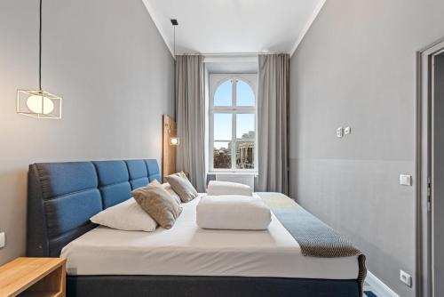 Postel nebo postele na pokoji v ubytování KH Opera Apartments