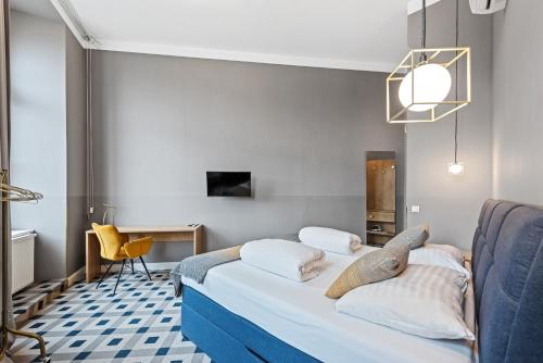 Postel nebo postele na pokoji v ubytování KH Opera Apartments