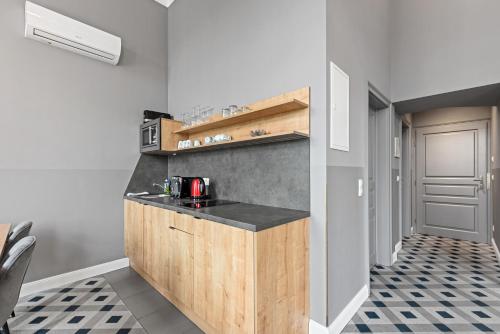 Kuchyň nebo kuchyňský kout v ubytování KH Opera Apartments