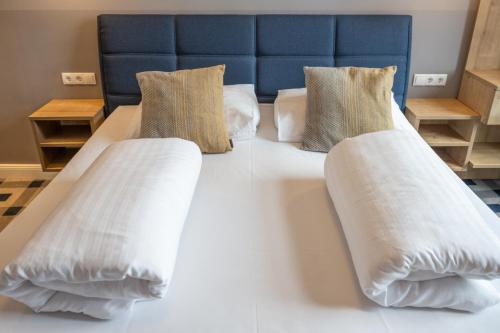 Postel nebo postele na pokoji v ubytování KH Opera Apartments