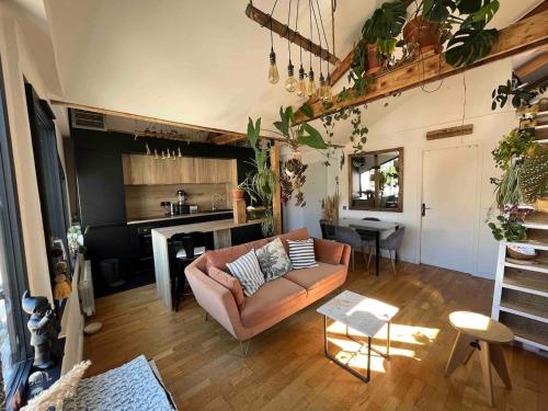 un salon avec un canapé et une table dans l'établissement Cozy apartment in a quiet alley, à Paris