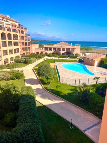 une vue aérienne d'un complexe avec piscine dans l'établissement CASA LOUNA 2 Pièces à 200 m de la plage et du centre vile, à Sari-Solenzara