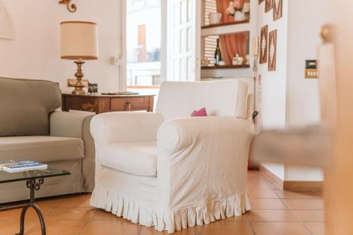a white chair sitting in a living room at Cilento Rooftop in Agropoli