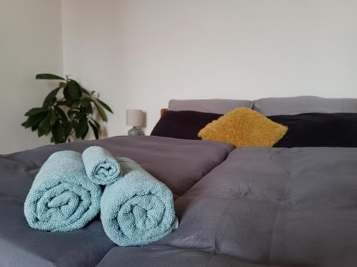 a couch with towels on top of it at Apartmán Waldruh s terasou in Jalŭvčí