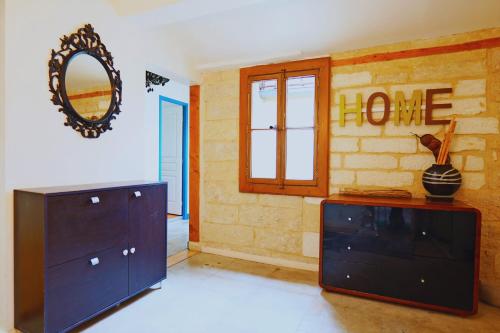 - un salon avec une commode bleue et une fenêtre dans l'établissement Appartement Rosset - Welkeys, à Montpellier