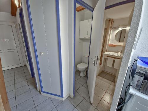 une salle de bain avec des toilettes blanches et un lavabo dans l'établissement Le Mazet à la mer WiFi Clim Parking, à Cavalaire-sur-Mer