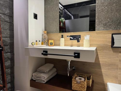 ein Badezimmer mit Waschbecken und Spiegel in der Unterkunft DÁBRIPA COZY y CLARITY in Las Palmas de Gran Canaria