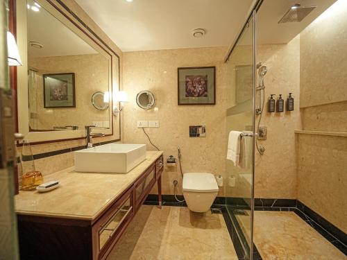 Koupelna v ubytování Sheraton Grand Pune Bund Garden Hotel