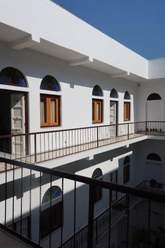 a view of the courtyard of a building at Dev Niwas - Heritage Hotel in Būndi