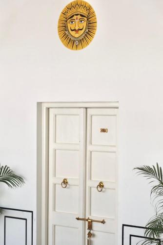 a door with a lion head on the wall at Dev Niwas - Heritage Hotel in Būndi