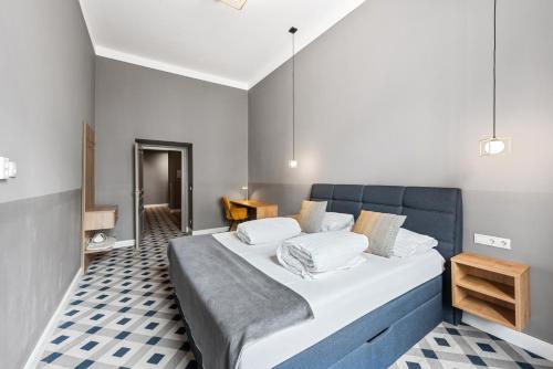 Postel nebo postele na pokoji v ubytování KH Opera Apartments