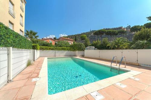 une piscine au milieu d'un immeuble dans l'établissement Entire Condo in Nice, à Nice