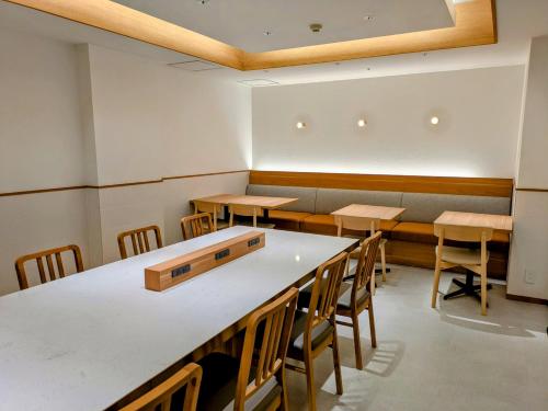 a classroom with tables and chairs in a room at Hotel Hokke Club Fukuoka in Fukuoka