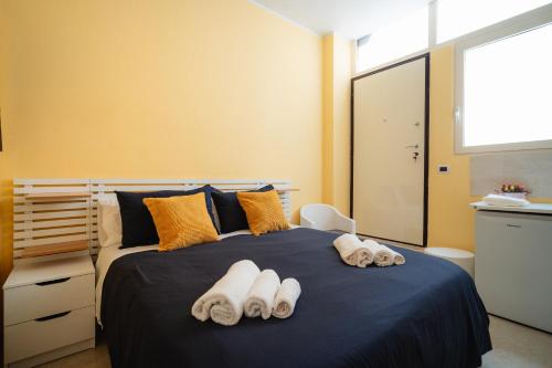 a bedroom with a bed with towels on it at Puglia Mar in Mola di Bari
