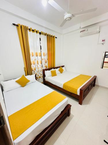 Ένα ή περισσότερα κρεβάτια σε δωμάτιο στο Shanthi Apartments