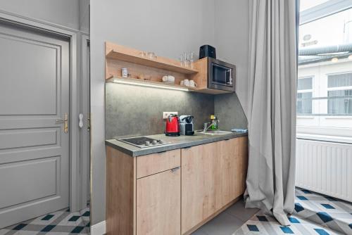 Kuchyň nebo kuchyňský kout v ubytování KH Opera Apartments