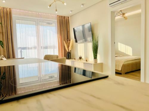 ザモシチにあるApartament Kashmir Glowのリビングルーム(デスク付)、ベッドルーム1室が備わります。