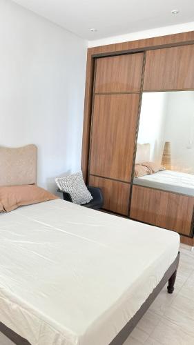 HarqalahにあるApartment with panoramic sea viewsのベッドルーム(ベッド1台、鏡付)