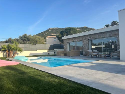 Villa neuve avec piscine 3 chambres 140 m2