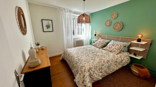 une chambre avec un lit, une table et une fenêtre dans l'établissement Au coeur de l'Auvergne, à Nohanent