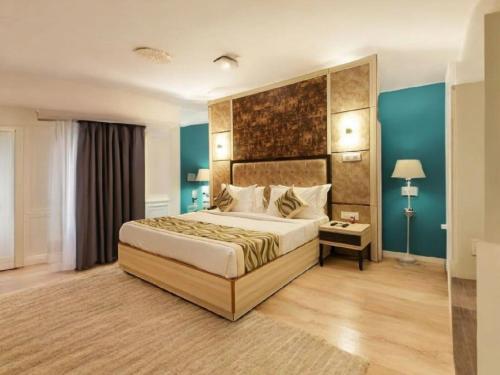 Postel nebo postele na pokoji v ubytování Hotel Almora By Almati Group - Near Delhi International Airport With - free Airport Drop