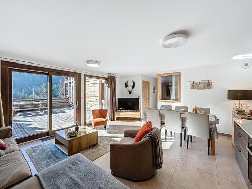 un salon avec un canapé et une table dans l'établissement Charme-appartement-6 pers-proche piste, aux Gets