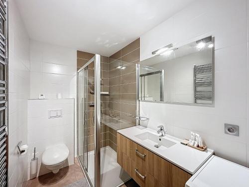 une salle de bain avec un lavabo, une douche et des toilettes dans l'établissement Charme-appartement-6 pers-proche piste, aux Gets