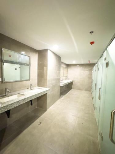 a large bathroom with two sinks and a mirror at Luxury Penthouse & High-Floor Hotel near City of Dreams, Airport, Okada, and Solaire Casino in Manila