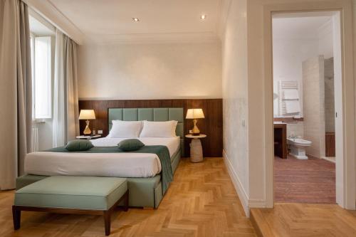 una camera da letto con un letto grande e un bagno di AGH Babuino a Roma