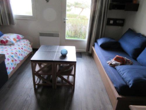 un salon avec un canapé et une table basse dans l'établissement Location ARZON Week-end, Semaine, Mois, à Arzon