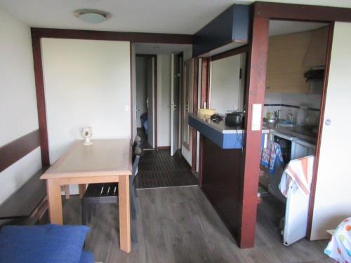 un salon avec une table et une cuisine dans l'établissement Location ARZON Week-end, Semaine, Mois, à Arzon