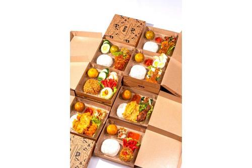 un grupo de cajas llenas de diferentes tipos de alimentos en Hotel O Candi Residence, en Semarang