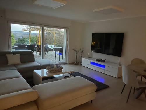 Kaja 2, Ferienwohnung mit eigener Saunaにあるテレビまたはエンターテインメントセンター